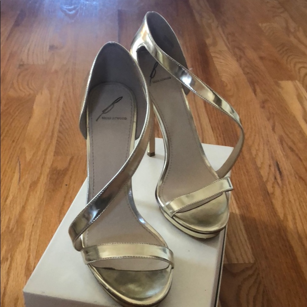 Evening gold shoe